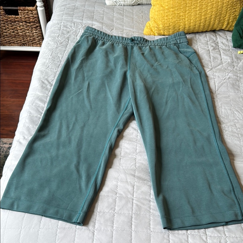 Lululemon Athletica Teal Sofstreme High-Rise Wide Legged Cropped Pant